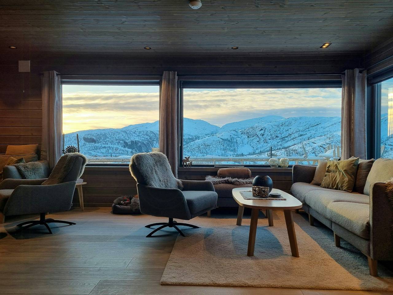 Verfügbare Hütte mit Bergblick am Bergevann in Vaksdal