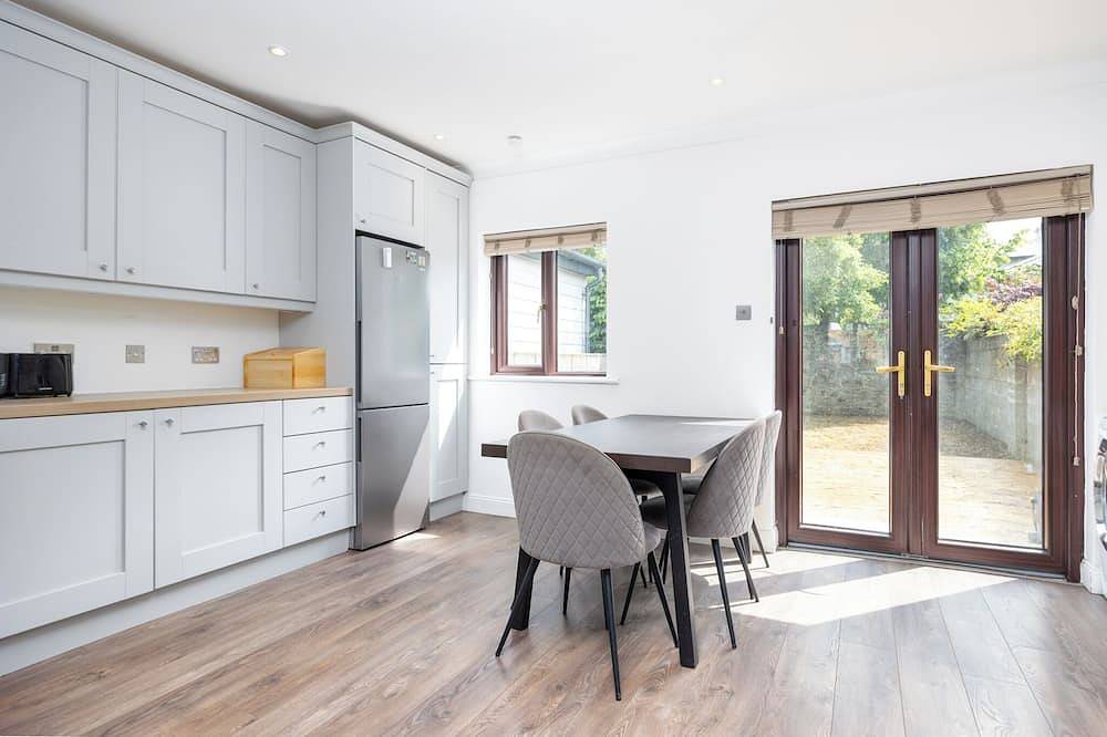 3Bed W/Backyard 10min to Milltown Tram & Bus Stops in Dublin, County Dublin
