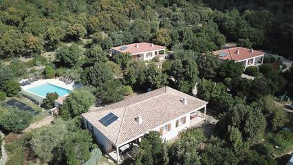 Gîte pour 4 personnes, avec jardin ainsi que terrasse et piscine en Corse-du-Sud