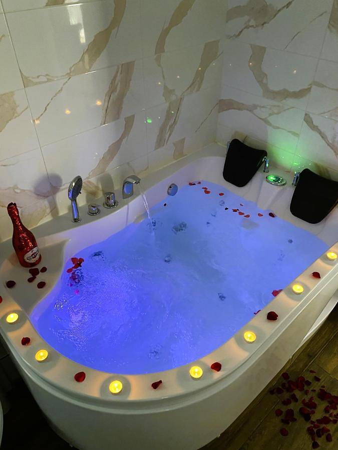 Apartament wakacyjny dla 2 osób, z Taras i Jacuzzi oraz Ogród w Chorzów