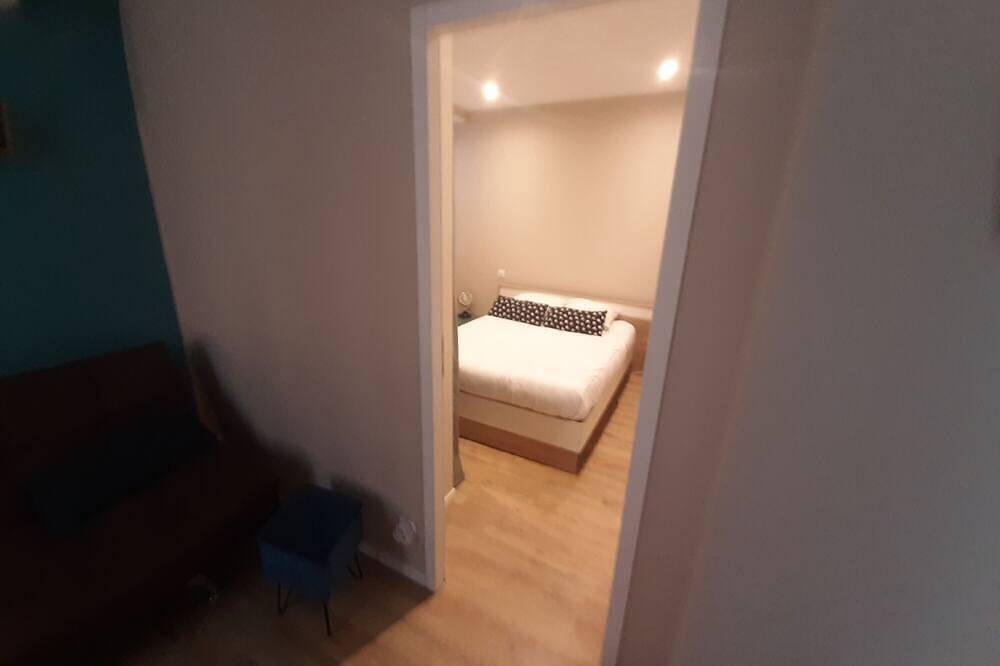 Entire apartment, Appart 100 - Cosy T2 with Tv in Bourg-Saint-Andéol, Privas