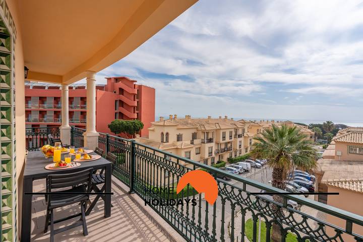 Casa de férias para 8 pessoas, com piscina e varanda em Praia da Oura