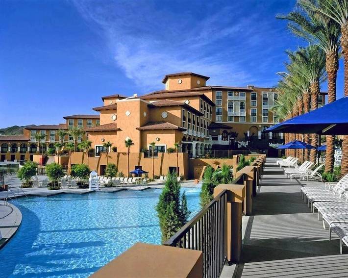 Vacation rental for 6 people, with yard and hot tub as well as pool in Lake Mead National Recreation Area