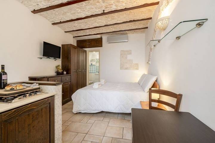 Cozy studio apartment that comfortably accommodates two people, equipped with all the main comforts for a pleasant stay. The location is ideal: the accommodation is in fact located in the center (Ztl), with all the essential services within reach and a v in Martina Franca, Provincia de Taranto