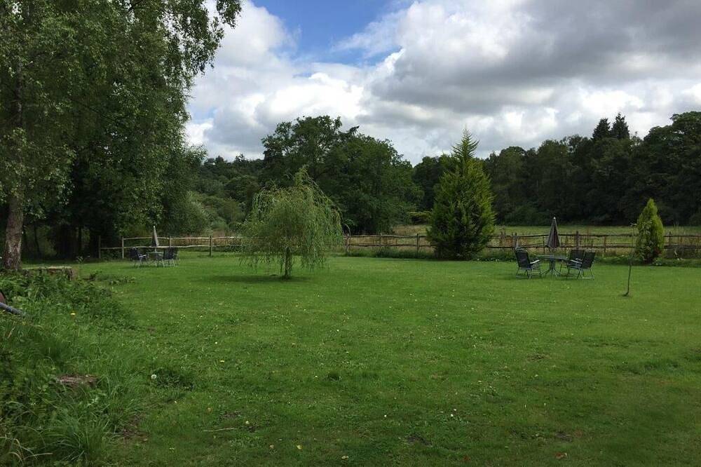 Cosy, one bedroomed 'cottage' on quiet farm within the centre of the village. in Shere, Guildford