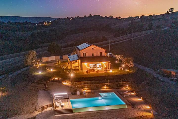 Gîte pour 4 personnes, avec jardin ainsi que piscine et jacuzzi à Serrungarina