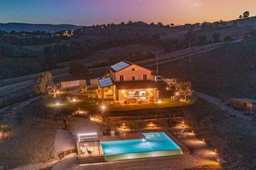 Gîte pour 4 personnes, avec jacuzzi ainsi que jardin et piscine à Serrungarina