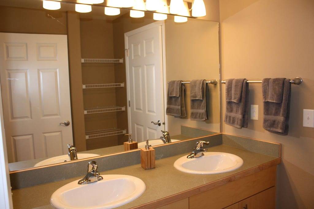 Ganze Wohnung, Oyhut Bay * Brand New 2Br / 2Ba + Höhle ** Free Wifi ** Große Küche ** Gas-Kamin in Ocean Shores, Grays Harbor County