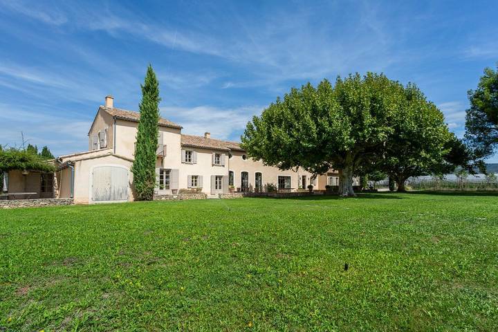 Villa pour 16 personnes, avec Balcon et Terrasse ainsi que Jardin et Piscine à L'Isle-sur-la-Sorgue