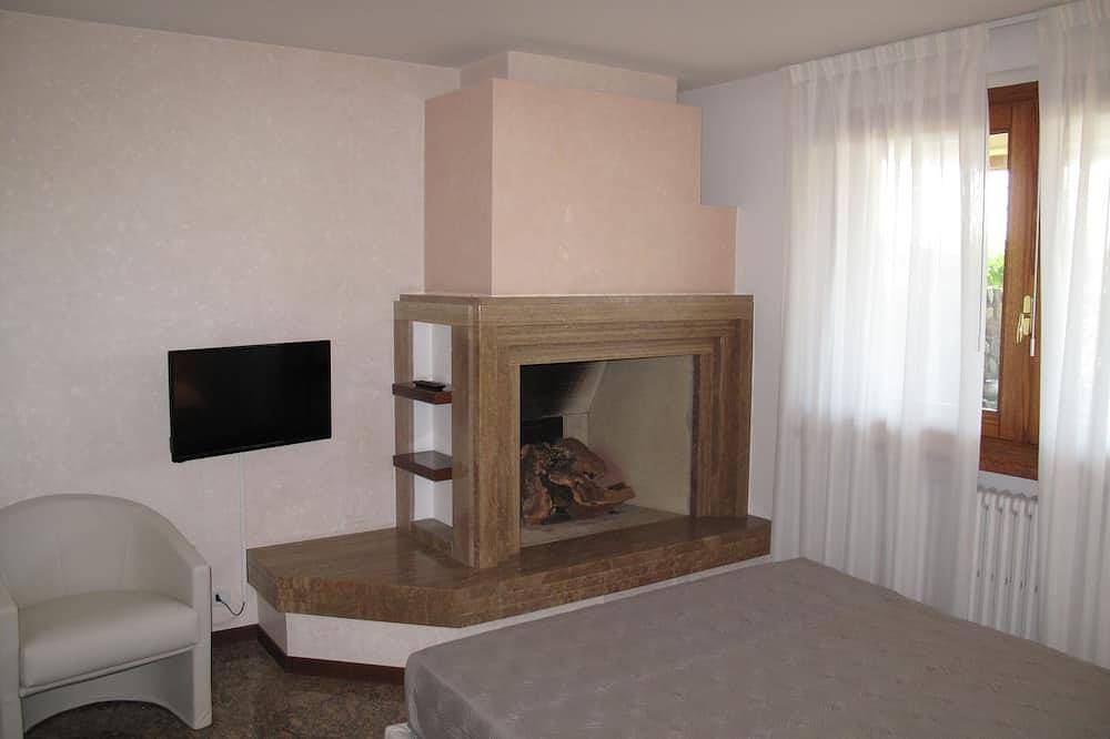 Ganze Wohnung, Apartment innerhalb einer Villa, großer Garten mit Blick auf See und Pool in Bardolino, Gardasee-Berge