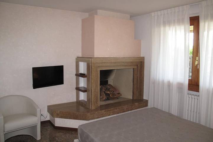 Ganze Wohnung, Apartment innerhalb einer Villa, großer Garten mit Blick auf See und Pool in Bardolino, Gardasee-Berge