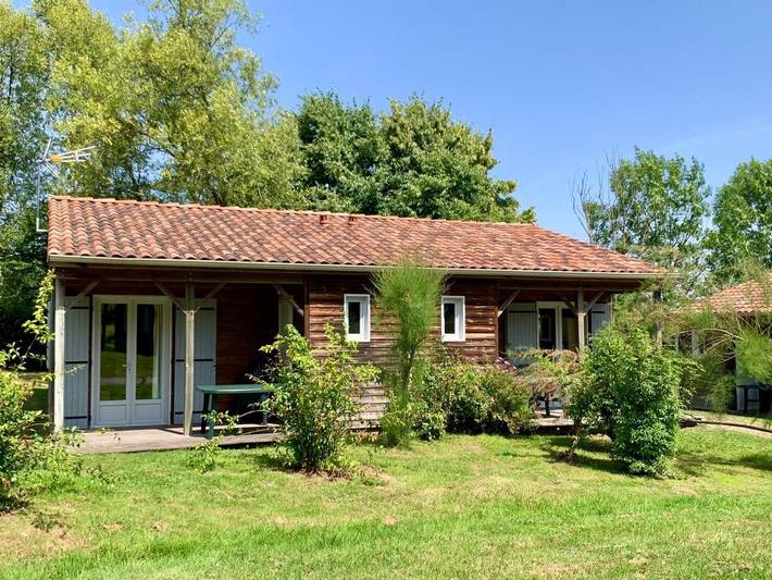 Parc de vacances pour 4 personnes, avec Terrasse ainsi que Jardin et Piscine dans les Deux-Sèvres