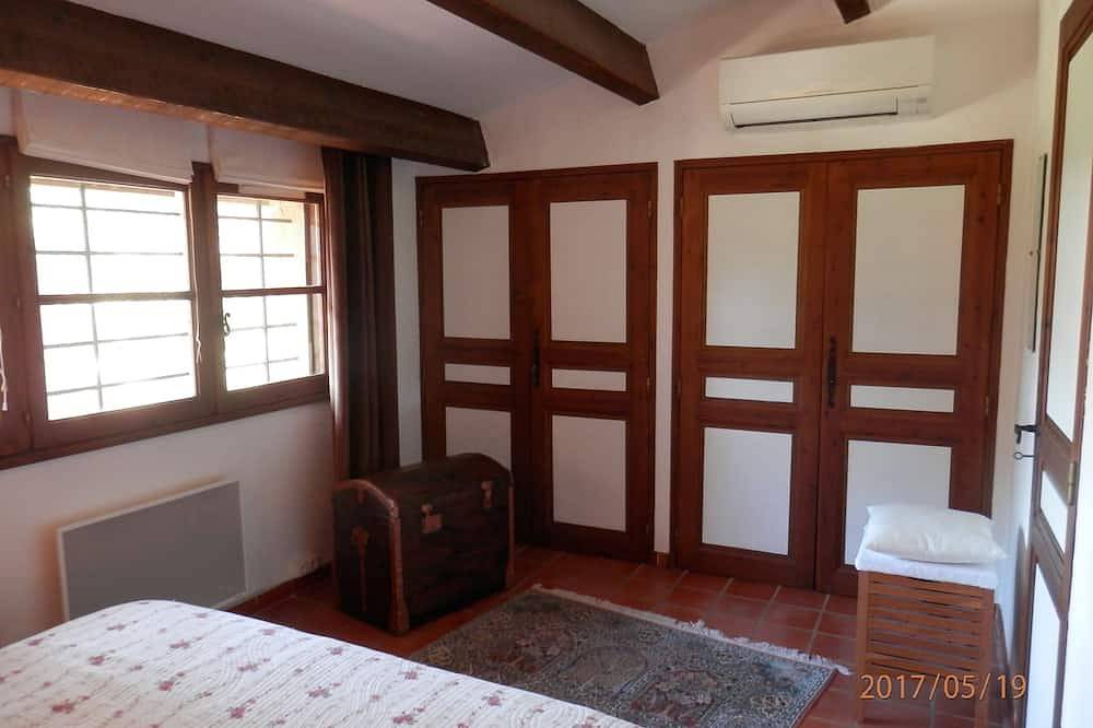 Beau Mazet 75m2, grote tuin in dennenbos, prive domein met zwembad, tennis .. in Sainte-Maxime, Draguignan en omgeving