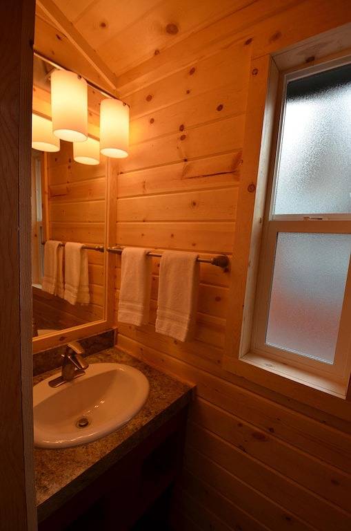 Genießen Sie eine unserer Hütten mit 2 Schlafzimmern in den kühlen Kiefern von Christopher Creek. in Gila County