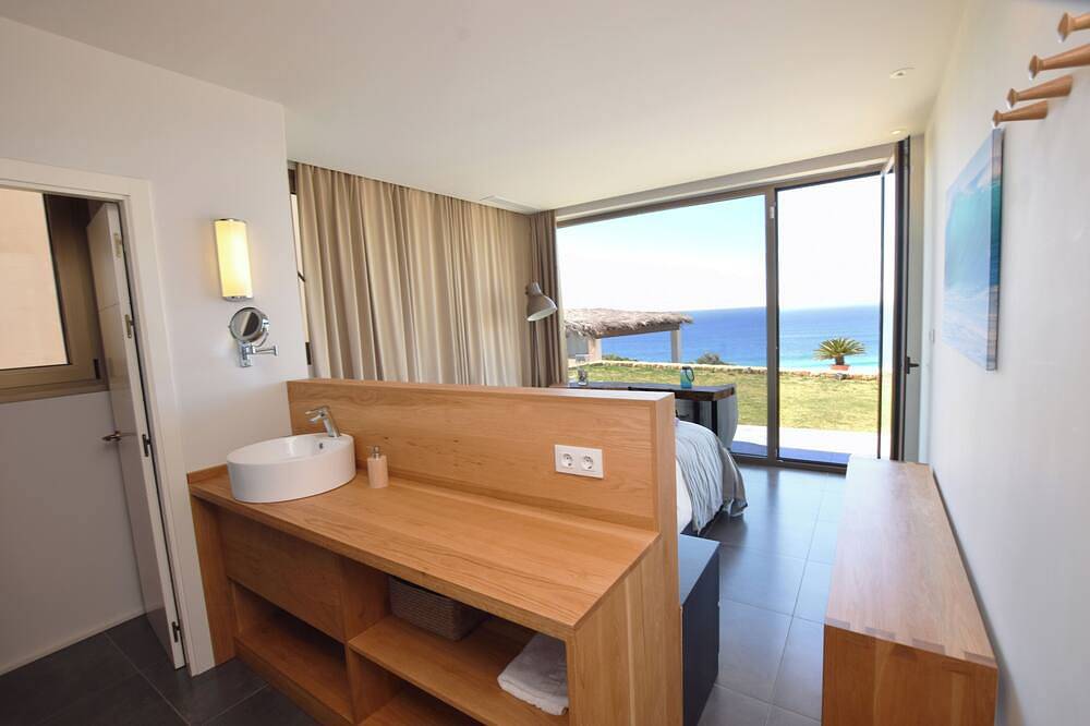 Villa built 2016, heated Pool, jaccuzzi, stunning views. in Playa de En Medio o de los Alemanes (Tarifa), Tarifa