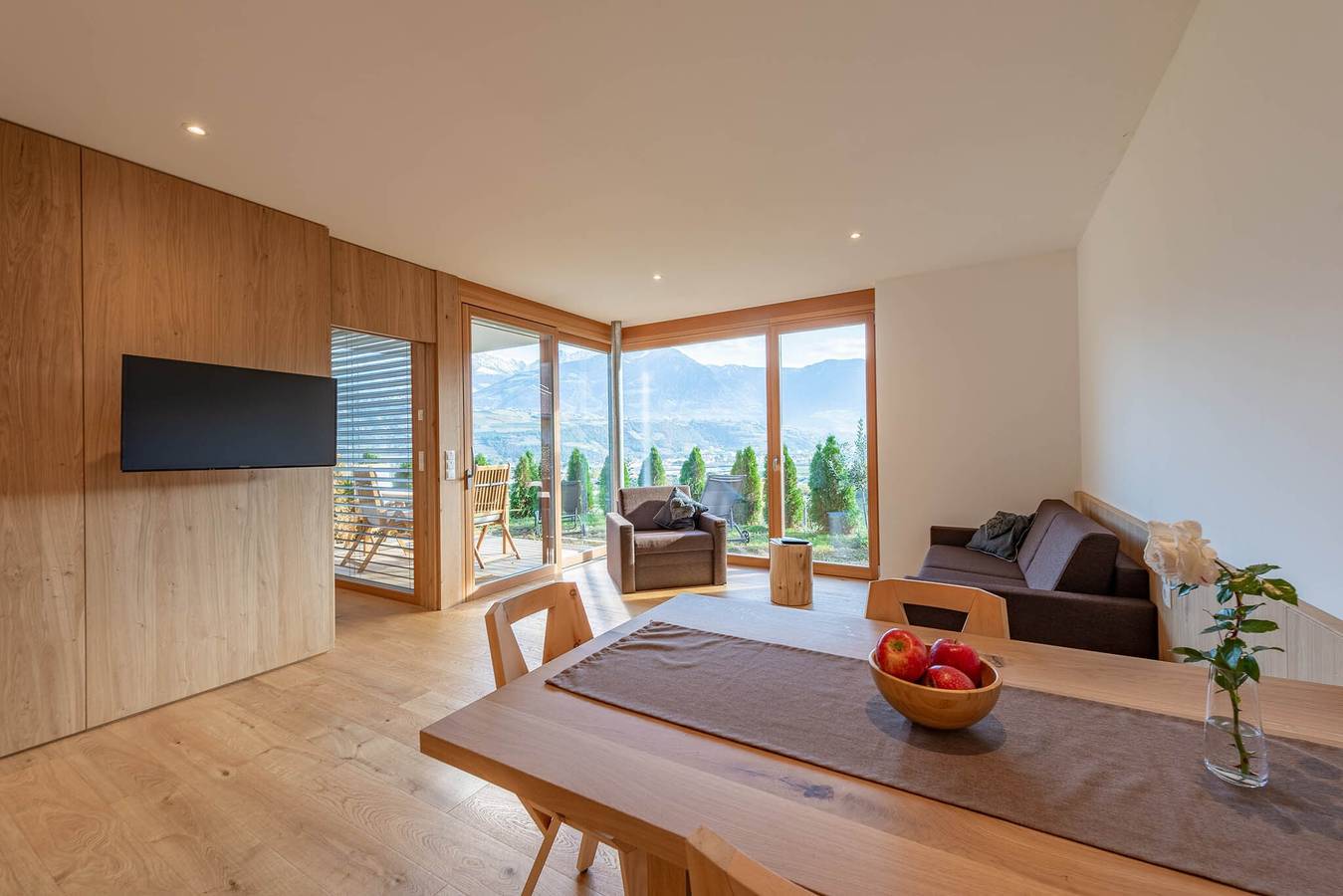 Chalet 'Moosbichlerhof Camelia' mit Bergblick, Gemeinschaftspool und Wi-Fi in Marling, Ortleralpen
