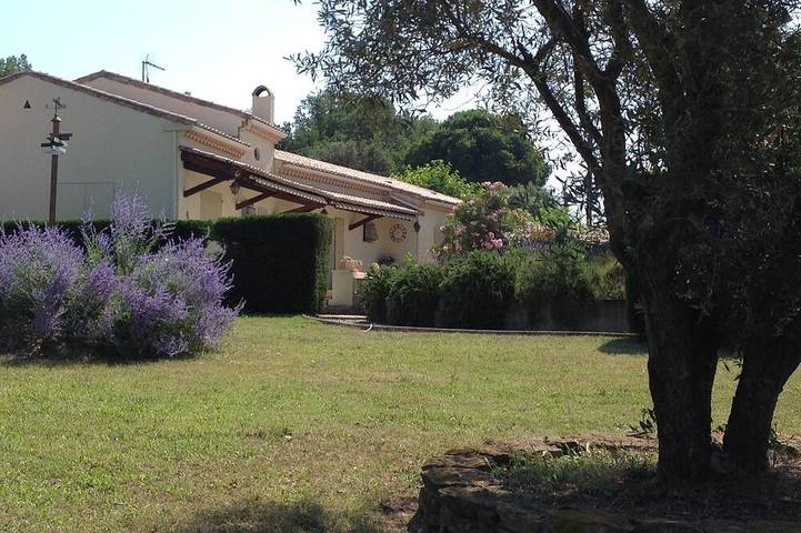 Villa Climatisée Avec Piscine Pour 4 Personnes in Pont-Saint-Esprit, Nimes und Umgebung