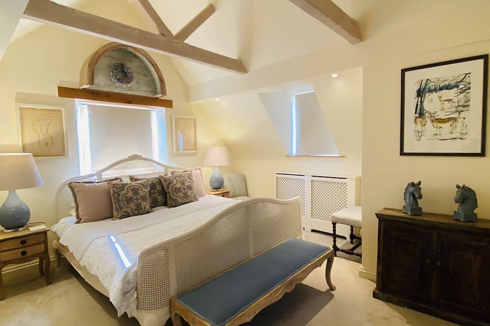 Stunning Interior Designed 2 Bedroom Cottage in the Center of Chipping Campden in Chipping Campden, Gloucestershire