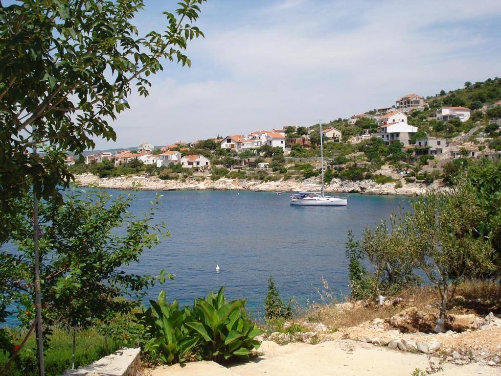 Ganze Wohnung, 2-Zimmer-Ferienwohnung am Strand Razanj, Rogoznica A-22076-c in Razanj, Šibenik-Knin