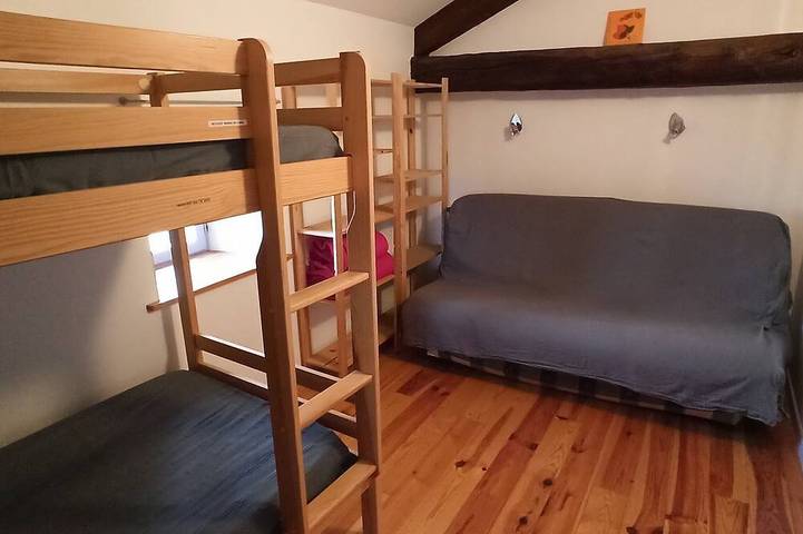 Location de vacances pour 8 personnes, avec terrasse ainsi que jardin et piscine, animaux acceptés à Montréal (Rhône-Alpes) - 4