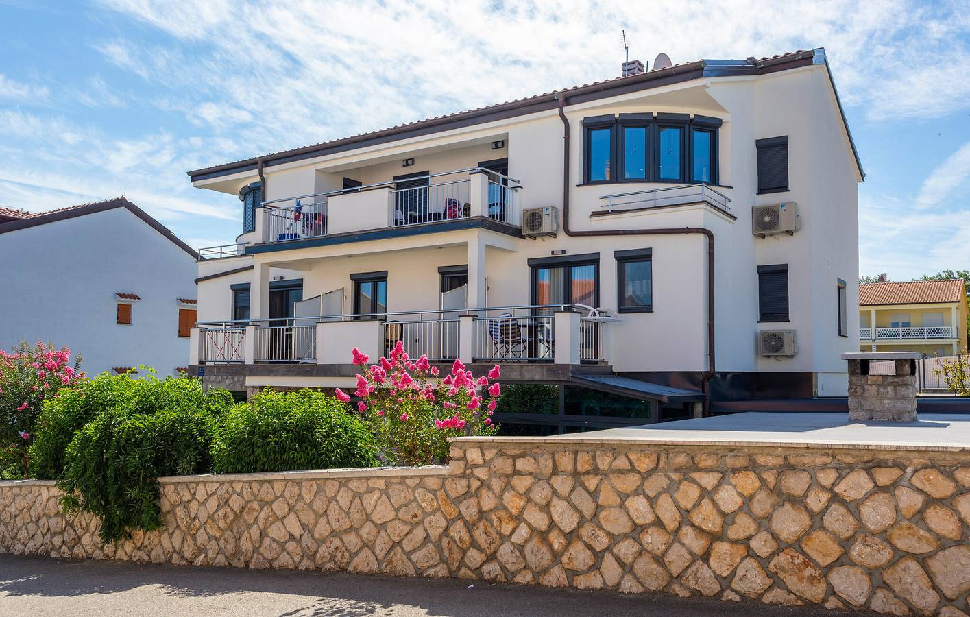 Ganze Ferienwohnung, Gemütliche Ferienwohnung mit Terrasse, WLAN und Garage, 2,5 km vom Strand entfernt in Malinska-Dubašnica, Krk