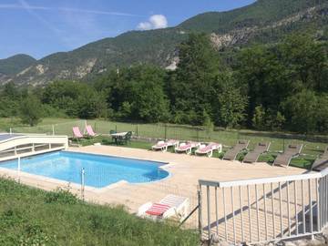 Cottage pour 3 personnes, avec vue ainsi que piscine et jardin à Entrevaux