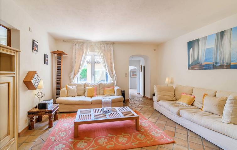 Location de vacances pour 10 personnes, avec piscine ainsi que terrasse et jardin, adapté aux familles à Saint-Cézaire-sur-Siagne - 3