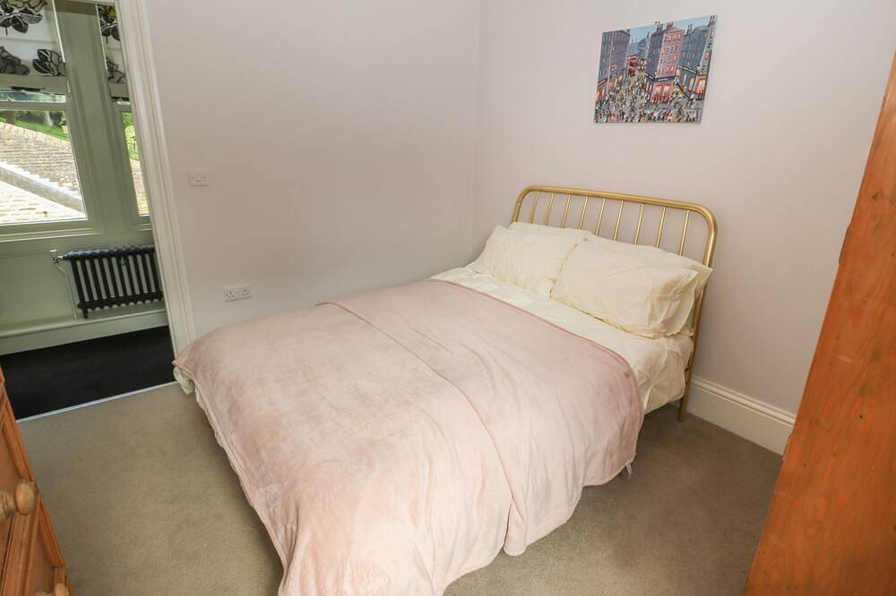 Ash Villa, pet friendly, luxury holiday cottage in Holmfirth in Holmfirth, West Yorkshire