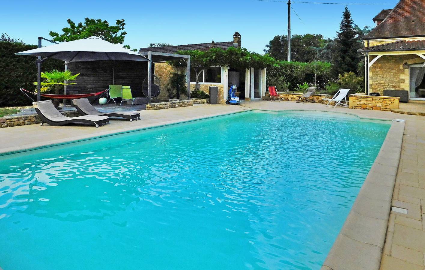 Appartement confortable de 245m² avec piscine et parking, 2km de Veyrignac in Carsac-Aillac, Périgord Noir
