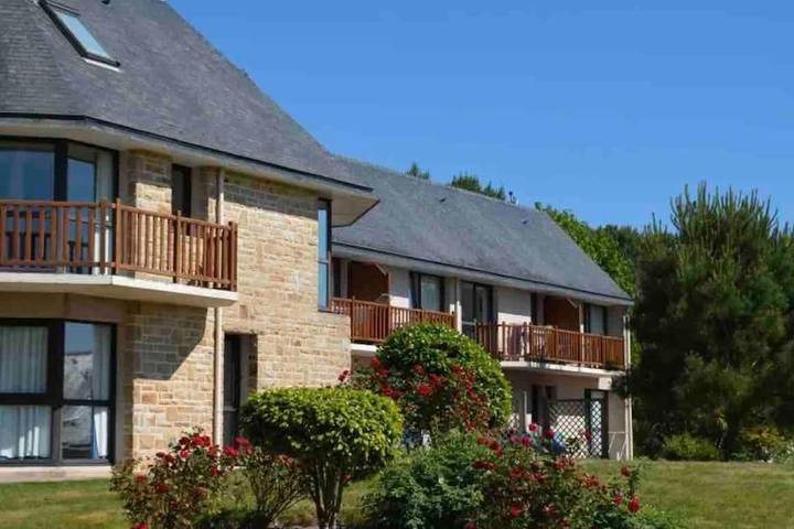 Gîte pour 4 personnes, avec terrasse ainsi que vue et jardin dans Golf de l'Odet