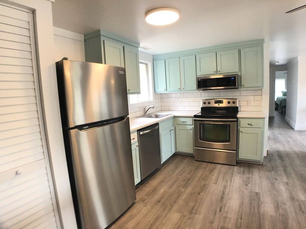 Beach House Cottage- 3 min to Beach - Remodeled, 2 screened in porches, big yard in Oak Island (NC), Brunswick County