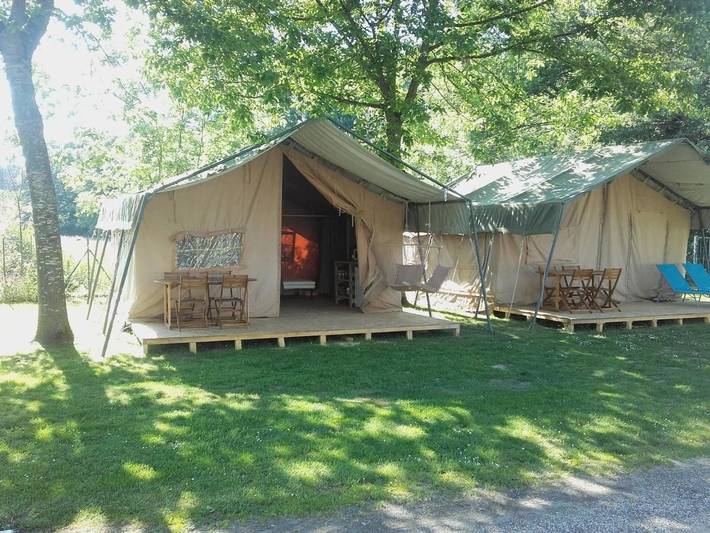 Camping pour 4 personnes, avec Terrasse ainsi que Jardin et Piscine