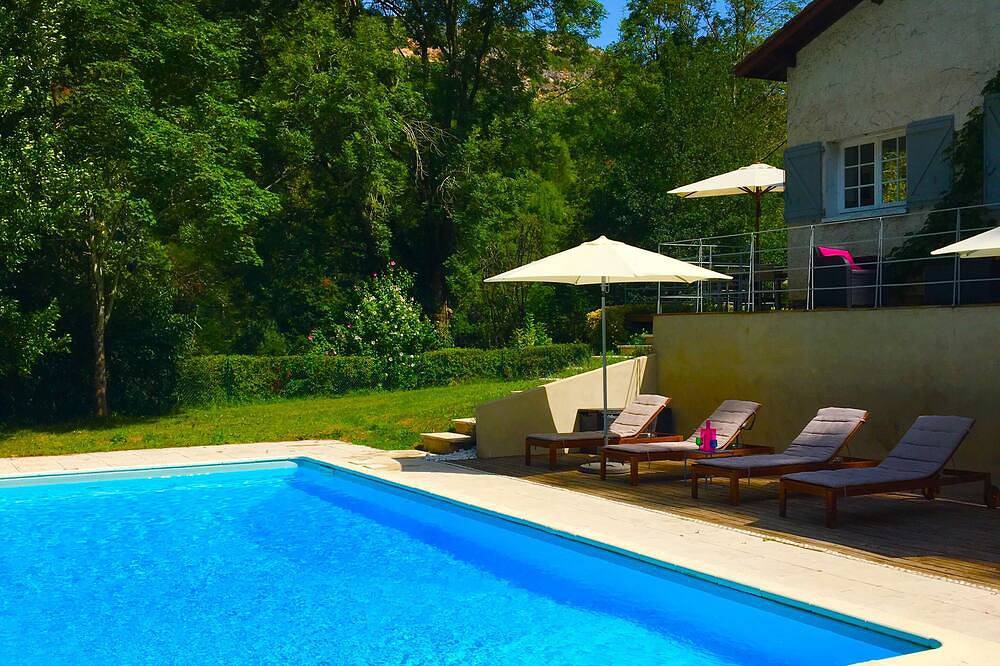 Ajuste Del Río Tranquilo, Piscina Privada, Al Borde De Un Pueblo Medieval Famoso in Saint-Antonin-Noble-Val, Macizo Central