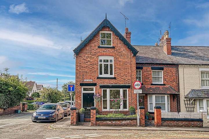 Vacation rental for 8 people, with hot tub and yard in Cheshire