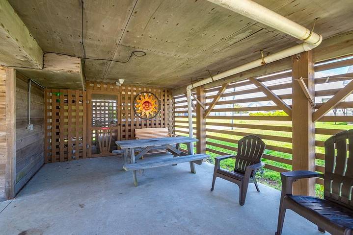 Vacation home for 8 people, with hot tub and yard, with pets in Outer Banks