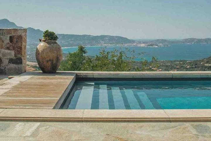 Villa pour 18 personnes, avec Balcon et Terrasse ainsi que Jardin et Piscine à Lumio