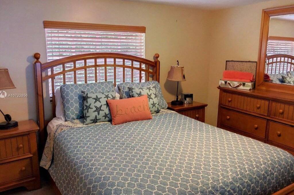 Cute and Cozy Cottage on a Corner Lot - Close to Dock and Beach! in Key Largo