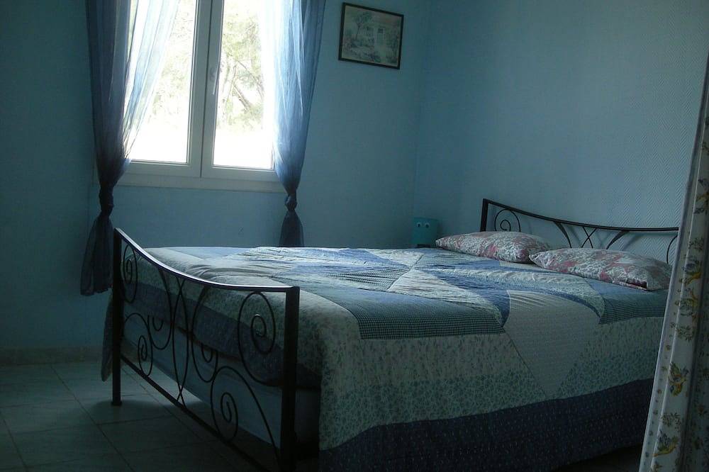 Appartement entier, Appart. avec piscine  - ( 4 personnes durant le séjour + 1 enfant de - 6 ans) in Roquefort-la-Bédoule, Région de Marseille