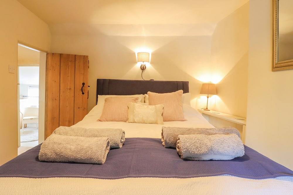 Wayside Cottage, pet friendly, with hot tub in Sharnbrook in Bedford
