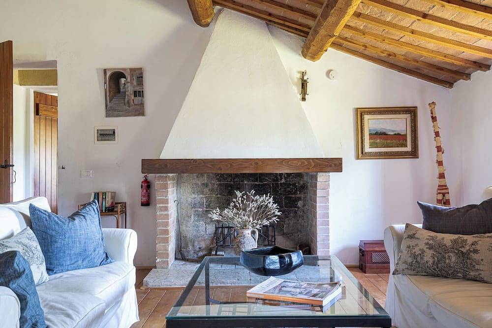 Ancienne ferme de 200 ans restaurée pour fournir un hébergement confortable et tranquille in Pergola, Valle del Metauro