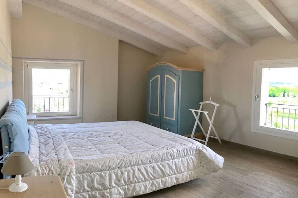 Ganze Wohnung, Penthouse mit Blick auf den See, eingebettet in den Hügeln Moräne in Ponti sul Mincio, Gardasee