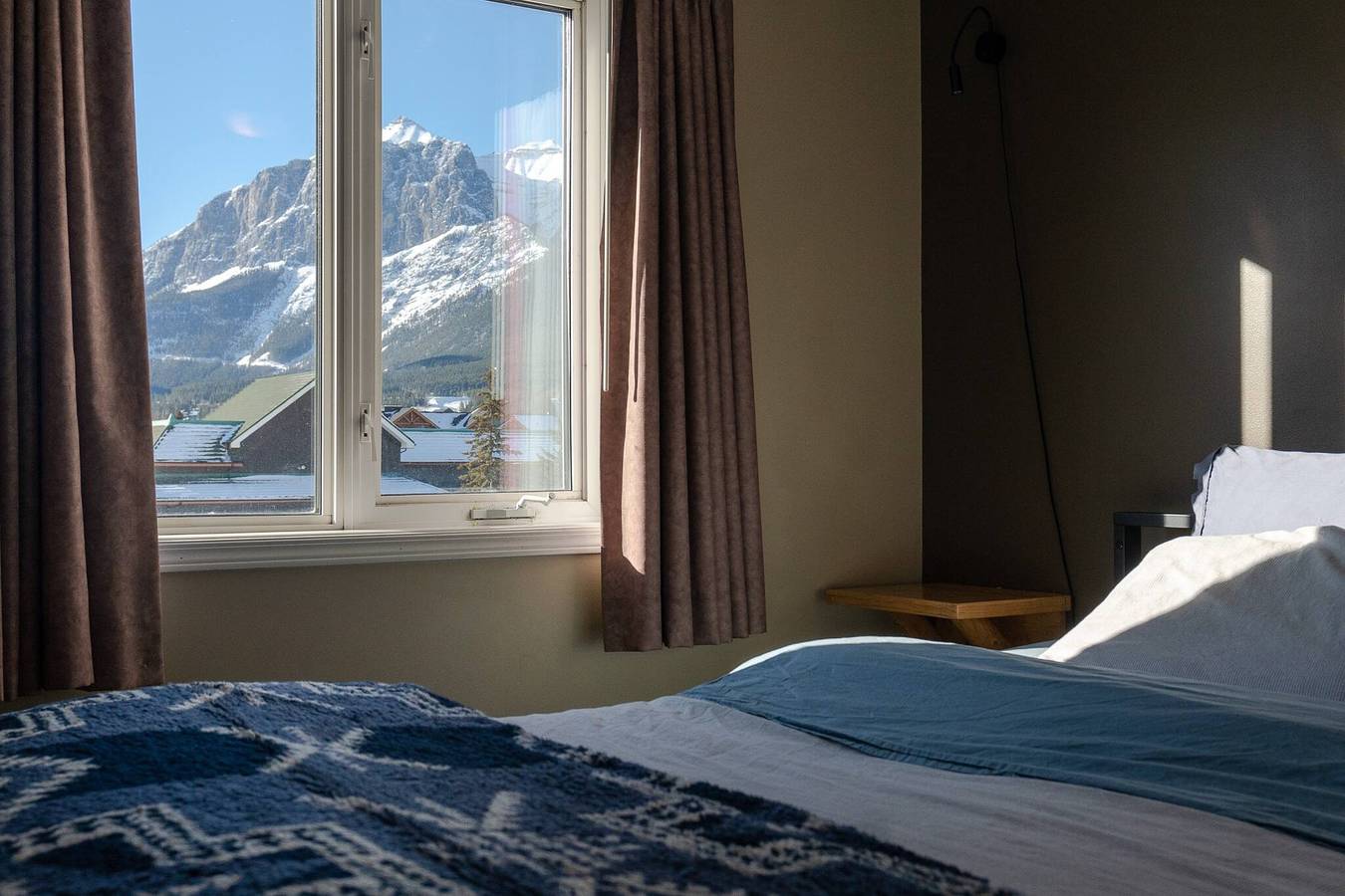 Ganze Wohnung, Mountain View 3-Zimmer-Loft, zu Fuß zum Dt, Kingsize-Kamin in Canmore, Banff-Nationalpark