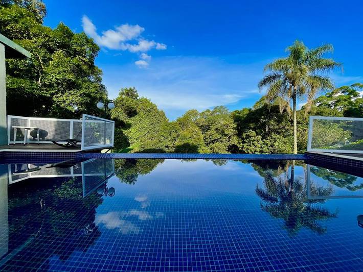 Casas e apartamentos de temporada para 8 pessoas, com piscina e jacuzzi e ainda jardim, adaptado a crianças em Mairiporã