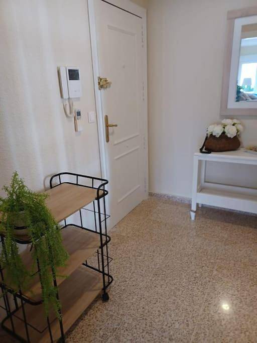 Appartement entier, Sunny, spacious 3 bedroom apartment with seaview - L1 Red line stop Paradis 2 min walk from rental in La Vila Joiosa, Costa Blanca