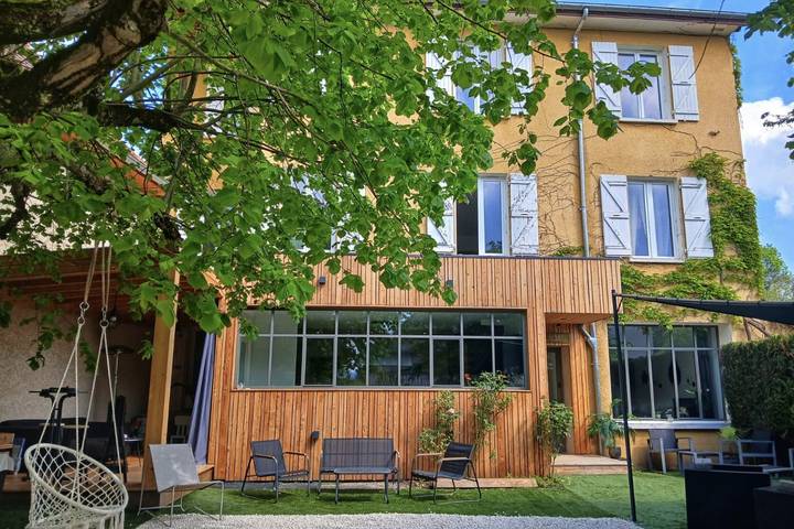 Hel lägenhet, Cocoon Room with Garden and Private Jacuzzi in Le Pin (Isère), Paladru-sjön