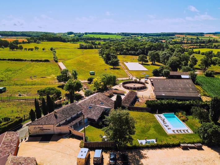 Gîte pour 6 personnes, avec piscine ainsi que terrasse et jardin à Lougratte
