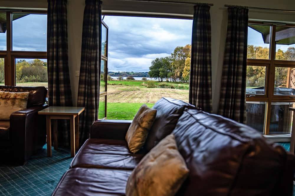 Luxury chalet with hot tub and loch views in Loch Lomond, Stirling und Umgebung