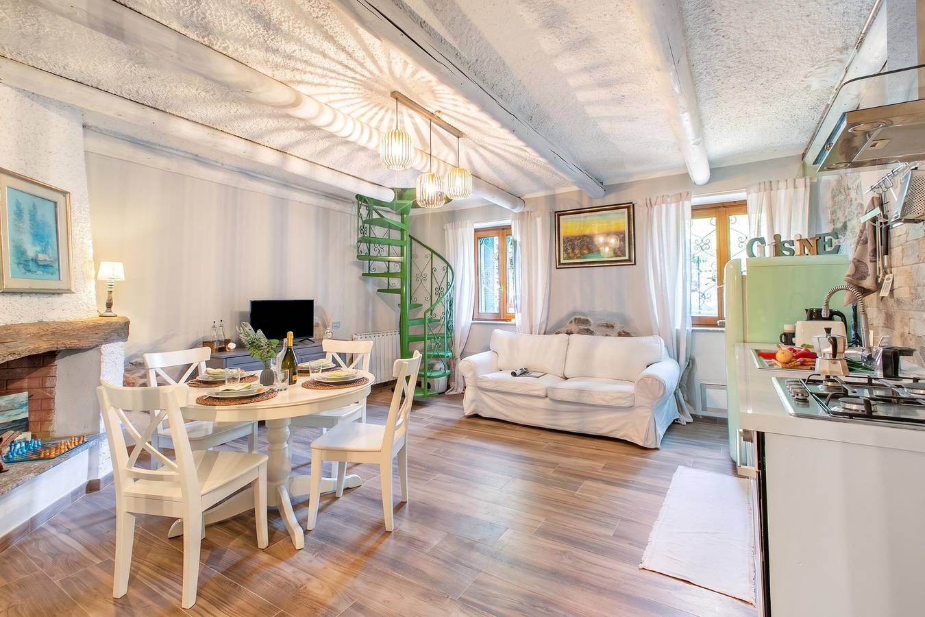 Appartamento intero, Dimora Della Rocca Private Garden, Wifi, Bbq & Parking in Comune di Angera, Lago Maggiore (Lombardia)