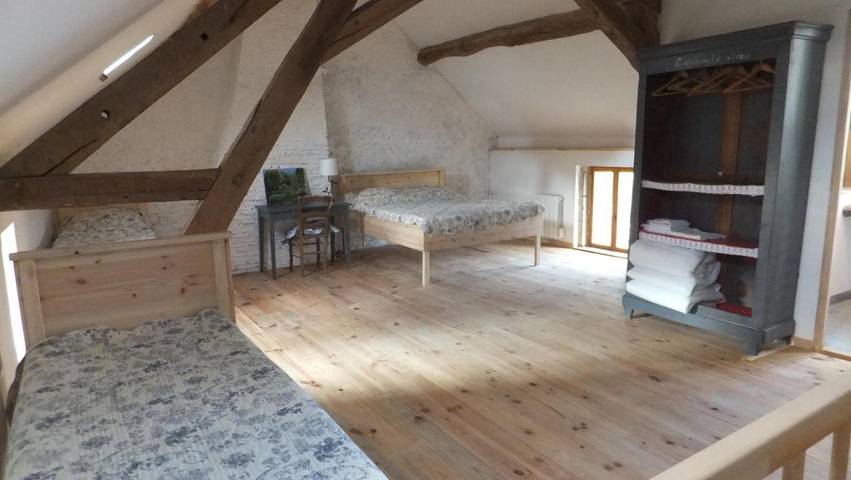 Location de vacances pour 6 personnes, avec vue ainsi que piscine et jardin à Crux-la-Ville - 4