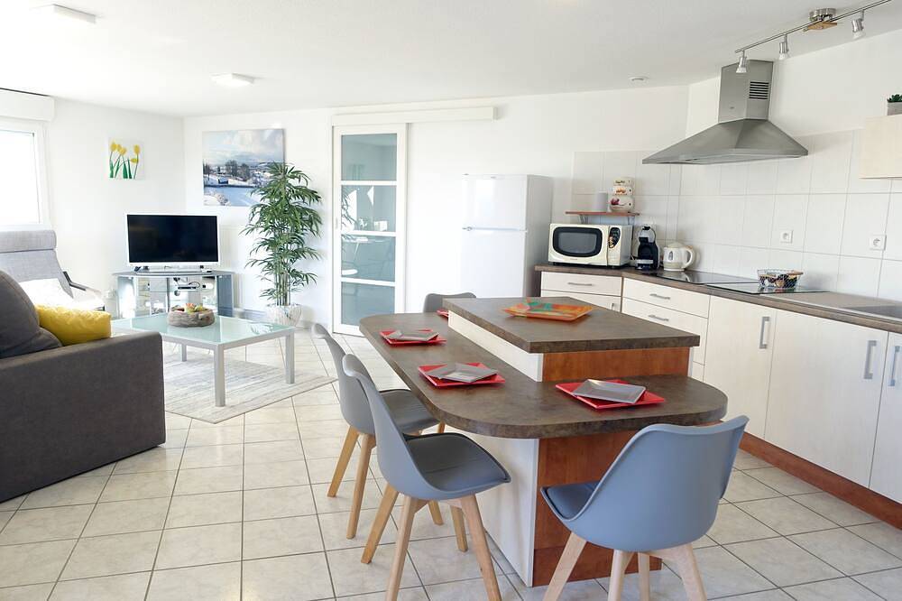 Appartement entier, Appartement 60m² dans villa avec vue sur lac, entrée et terrasse indépendante in Clairvaux-les-Lacs, Jura Francais